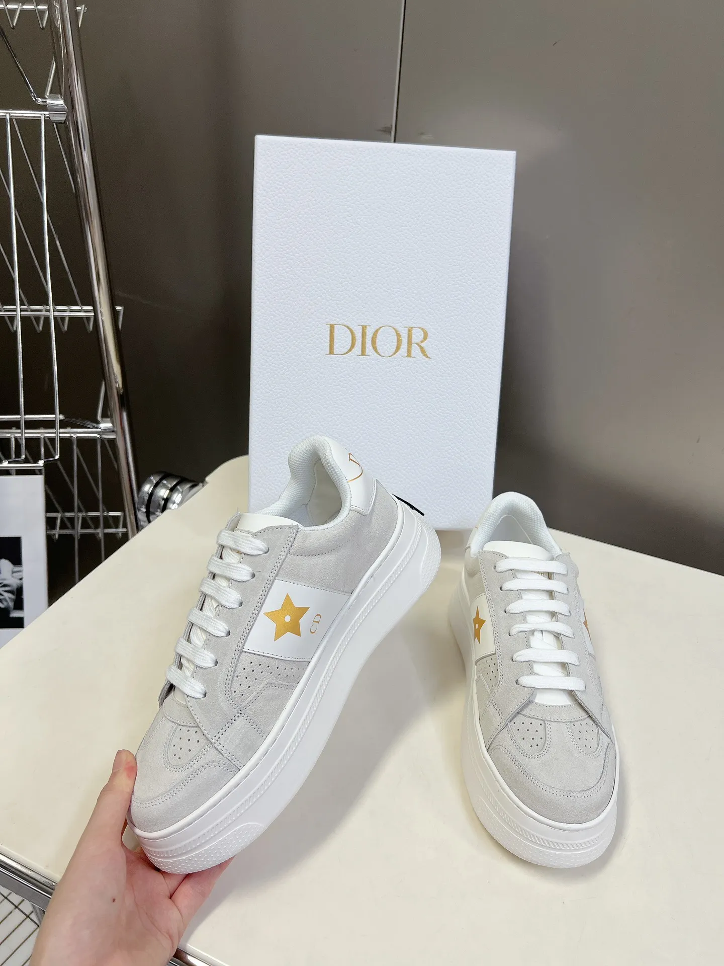 👟👟Ex-factory price 640👟👟 Dior's new platform shoes thick-soled casual shoes. Purchased and developed from Taikoo Hui RMB 16,400. These Dior Star sneakers continue the timeless silhouette and are carefully made of cow leather, so they are particularly comfortable on the feet. They are decorated with tonal suede panels and metal stars to decorate the lace eyelets to enhance the style. The lightweight style is matched with the "Christian Dior" logo thin sole, suitable for all seasons, and can be matched with all kinds of casual looks to add a finishing touch. Classic and super durable. The upper is stitched with cowhide. The original IP outsole height is 4CM. Size: 35-41. A full set of counter synchronized gift boxes 💝 packaging